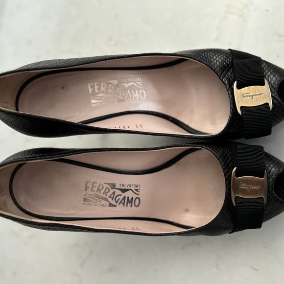 Ferragamo Women's Gilia Peep Toe Snake Embossed Bow Heel Size 9 - Picture 3 of 5